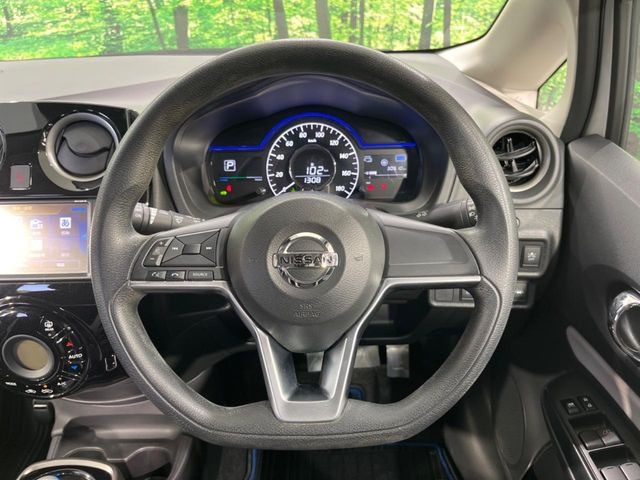 �C���e���A�ɍ��킹���f�U�C���̃X�e�A�����O�́A�^�]�������̂��Ƃ��l���A�^�]���₷���`��A�傫���ł��B�����x�A���ۂɐG���Ă��m���߂��������B