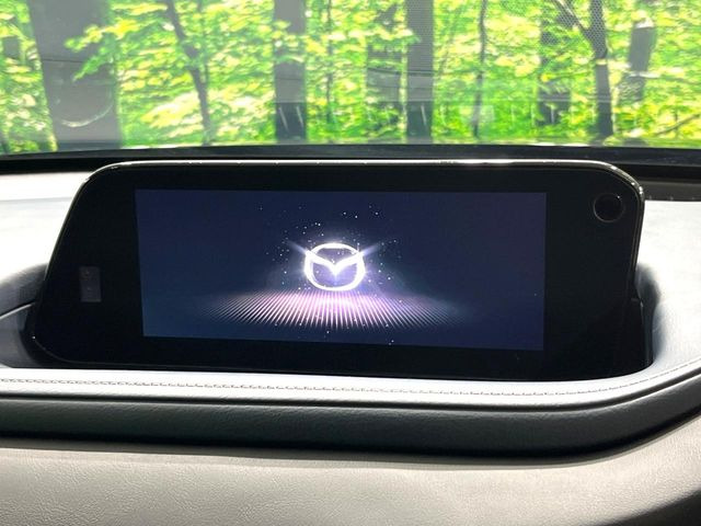 【マツダコネクトナビ】車内の雰囲気にマッチした一体型タイプのナビ。各種車輌設定やBluetooth再生等、様々な機能が楽しめます。直感的なダイヤル操作が可能で、使い勝手も良好です。