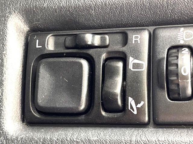 �y�d���i�[�~���[�z�T�C�h�~���[�͓d���i�[���ƂȂ��Ă���A�������ԏ�ł��L�Y�������X�N��}�����܂��B