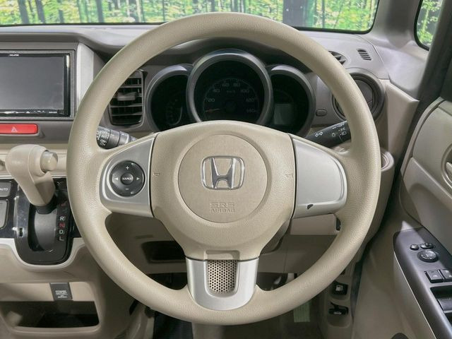 �C���e���A�ɍ��킹���f�U�C���̃X�e�A�����O�́A�^�]�������̂��Ƃ��l���A�^�]���₷���`��A�傫���ł��B�����x�A���ۂɐG���Ă��m���߂��������B