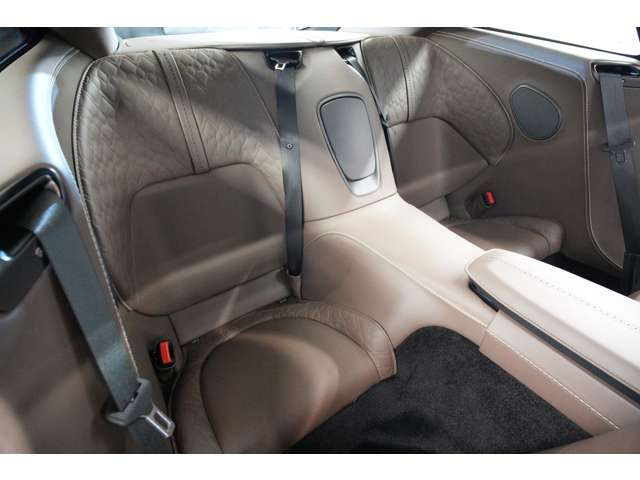 ��Ȃ̓R���p�N�g�Ȃ���㎿�ȃ��U�[�Ŏd���Ă��A�ו��X�y�[�X�Ƃ��Ă����p�I�Ɋ��p�\�B�Z�����ł���Α�l�̏�Ԃ��Ή��ł��A���O�W���A���[�N�[�y�Ƃ��Ă̎��p�������˔����Ă��܂��B