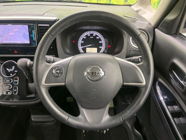 �C���e���A�ɍ��킹���f�U�C���̃X�e�A�����O�́A�^�]�������̂��Ƃ��l���A�^�]���₷���`��A�傫���ł��B�����x�A���ۂɐG���Ă��m���߂��������B