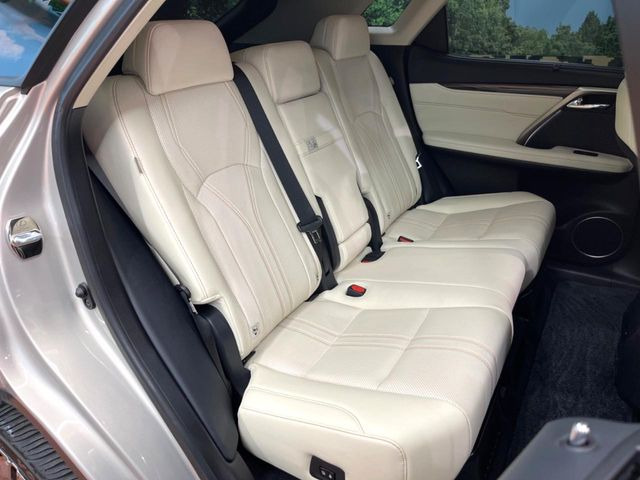 広々とした2列目シートは居住性が高く、居心地も快適!友達や家族とのお出かけにぴったりです。ベビーシートやチャイルドシート使用時も快適にお過ごしいただける十分な空間を確保しています。