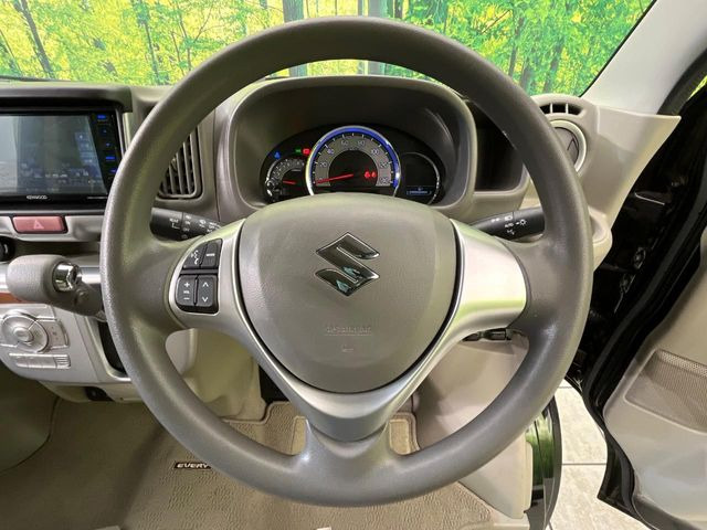 �C���e���A�ɍ��킹���f�U�C���̃X�e�A�����O�́A�^�]�������̂��Ƃ��l���A�^�]���₷���`��A�傫���ł��B�����x�A���ۂɐG���Ă��m���߂��������B