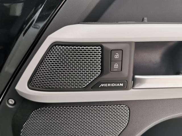 ディフェンダー110 X ダイナミック SE イースナー エディション 3.0L D300 ディーゼル 4WD