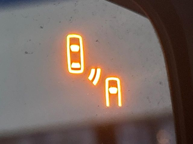 �y�����r�[�N���f�B�e�B�N�V�����z���s���A�h�A�~���[�̎��p�ɂȂ�₷���ӏ��Ɍ㑱�Ԃ��ڋ߂���ƃT�C�h�~���[�t�߂Ɍx����\���A�h���C�o�[�ɒ��ӊ��N�ƁA����̍ۂ̓n���h��������A�V�X�g�����܂��B