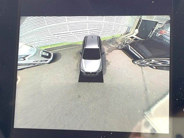 �y�}���`�e���C�����j�^�[�z�Ԃ̃t�����g��T�C�h�̃J�����摜�𓯎��Ƀ��j�^�[�\�����邱�ƂŁA���H�⋷�����𑖍s���ł����͂̏󋵊m�F���ł����S!�{�iSUV�ɂ��ꂵ�������ł���