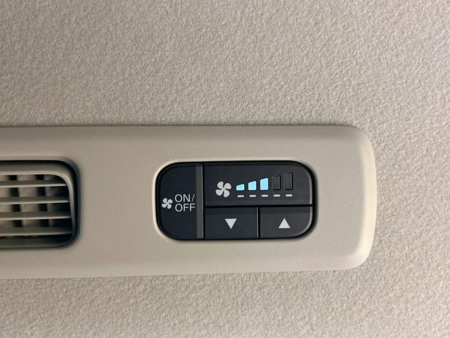 【リアオートエアコン】広い後部座席には必須の機能!風量や温度を自動で調整し前席と同様な車内環境にしてくれるリアオートエアコンを装備。夏の暑さも冬の寒さもストレスなく快適にお過ごしいただけます♪