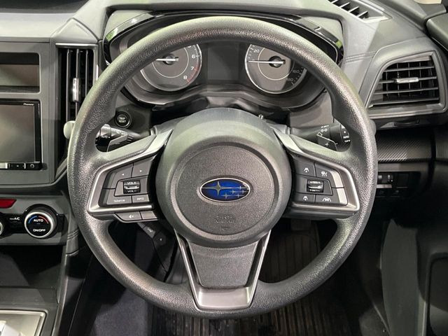 �C���e���A�ɍ��킹���f�U�C���̃X�e�A�����O�́A�^�]�������̂��Ƃ��l���A�^�]���₷���`��A�傫���ł��B�����x�A���ۂɐG���Ă��m���߂��������B