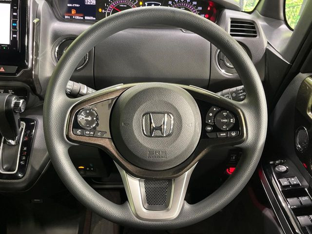 �C���e���A�ɍ��킹���f�U�C���̃X�e�A�����O�́A�^�]�������̂��Ƃ��l���A�^�]���₷���`��A�傫���ł��B�����x�A���ۂɐG���Ă��m���߂��������B
