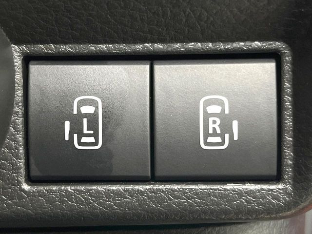 【両側パワースライドドア】スマートキーや運転席のスイッチで後席両側スライドドアの開閉が可能♪電動だから力を入れてドアを開ける必要が無く、小さなお子様でも簡単に開け閉めでき快適です♪