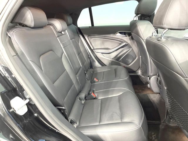 ●後部座席も気になるようなキズ・汚れやへたり等、大きなダメージはなく、良好な状態です。