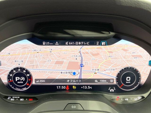 ���o�[�`�����R�b�N�s�b�g:�S�̂��t���p�l���ƂȂ��Ă����i�I�ȃ��[�^�[�p�l���B�ʏ�̃X�s�[�h���[�^�[�Ƃ��Ă̋@�\�͂������A�i�r�E�I�[�f�B�I�@�\�̊m�F�E������ł��A�^�]�ɏW�����₷���Ȃ��Ă���܂��B