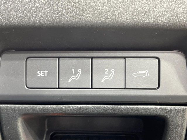 【メモリー機能付きパワーシート】ドライバーごとに設定したシート位置を記憶して、ボタン一つで切り替えできる便利な機能!運転する方が複数名いらっしゃるご家庭におすすめです♪