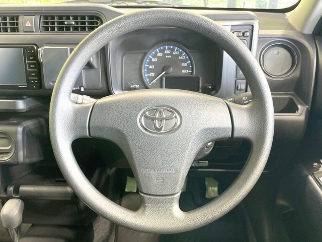 インテリアに合わせたデザインのステアリングは、運転される方のことも考え、運転しやすい形状、大きさです。是非一度、実際に触ってお確かめください。