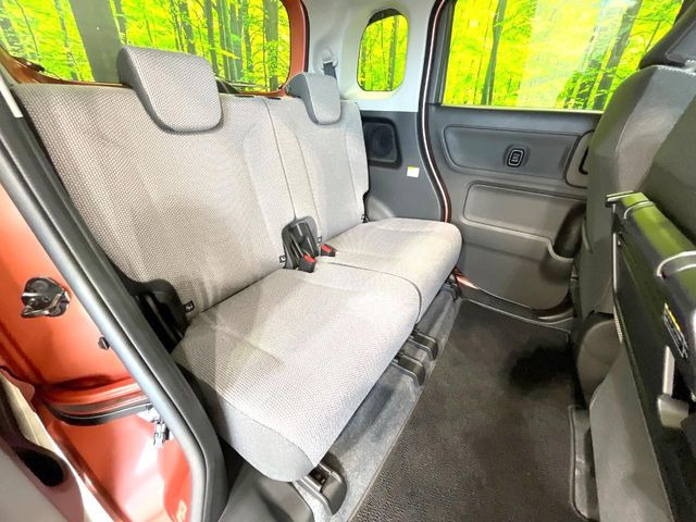 後部座席も気になるようなキズ・汚れやへたり等、大きなダメージはなく、良好な状態です。