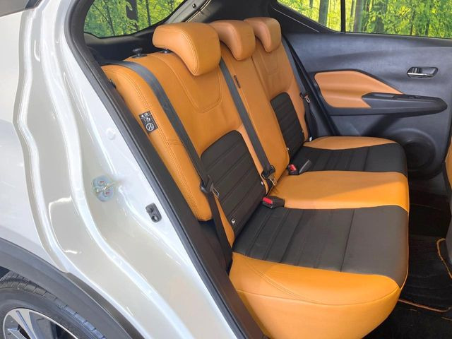 後部座席も気になるようなキズ・汚れやへたり等、大きなダメージはなく、良好な状態です。