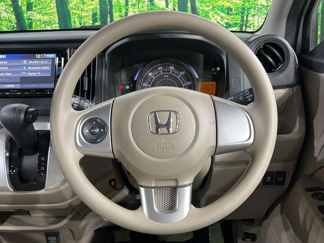 �C���e���A�ɍ��킹���f�U�C���̃X�e�A�����O�́A�^�]�������̂��Ƃ��l���A�^�]���₷���`��A�傫���ł��B�����x�A���ۂɐG���Ă��m���߂��������B