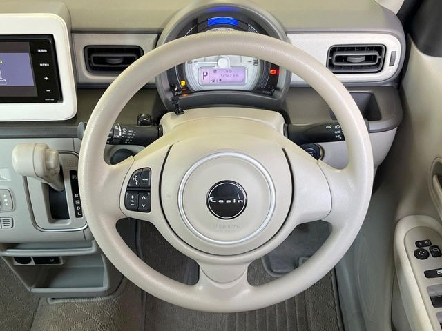 �C���e���A�ɍ��킹���f�U�C���̃X�e�A�����O�́A�^�]�������̂��Ƃ��l���A�^�]���₷���`��A�傫���ł��B�����x�A���ۂɐG���Ă��m���߂��������B