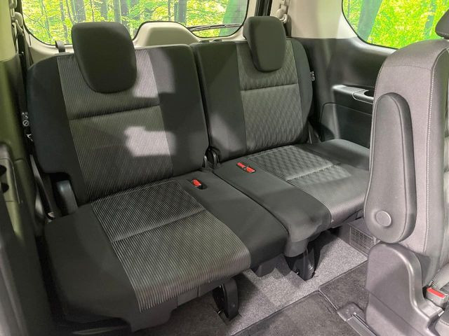 3列目シートはもちろん状態良好☆大人でもゆったりと座って頂けますので、大人数でのお出かけもラクラクです♪ご家族で、気の知れた仲間で、ドライブに行くのが楽しみですね♪