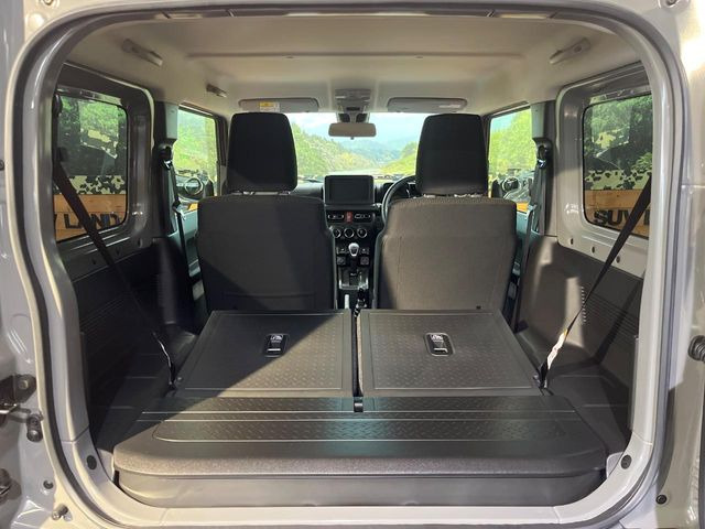 ���i�̂���������ʋ΁A���}���ɏ\���ȉ׎��X�y�[�X���m�ۂ��Ă���܂��B�Z�J���h�V�[�g��|���ƁA�傫�ȉו��̐ύڂ��\�ł���