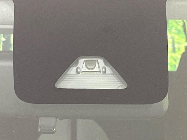 【スマートアシスト】走行中に前方の車両等を認識し、衝突しそうな時は警報とブレーキで衝突回避と被害軽減をアシスト。より安全にドライブをお楽しみいただけます。