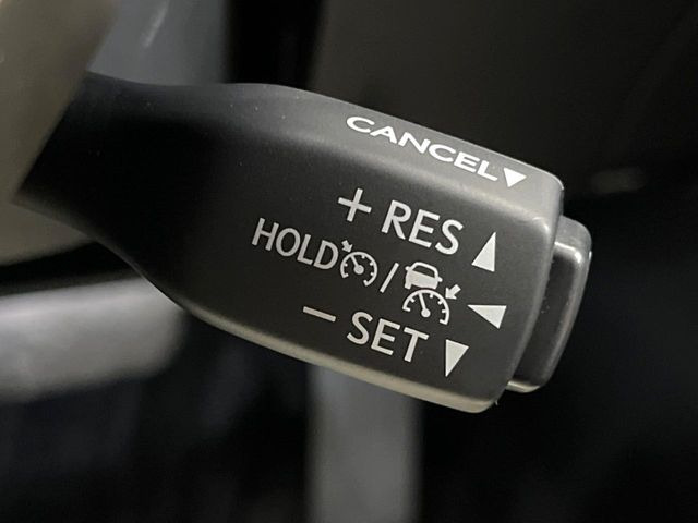 【レーダークルーズコントロール】高速道路での長距離走行が楽に!!自動で速度を保つクルーズコントロールが、衝突軽減システムと連携し、前方の車両を感知して車間を保つように速度調節してくれます!!