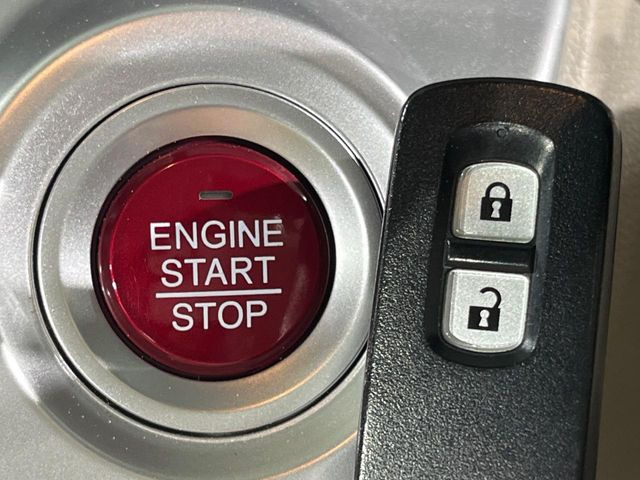 �yHonda�X�}�[�g�L�[�z�J�o����|�P�b�g�ɓ��ꂽ�܂܂ł��h�A�̎{���E�������\�ȃX�}�[�g�L�[�𑕔��B�G���W���̃I���E�I�t�����J�M�����o���K�v����������Ƃ��Ă��֗��ł���