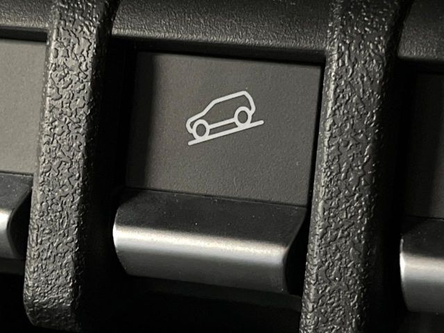 【ダウンヒルアシスト】急な坂道を下るときに自動でブレーキを制御、一定の低速度を保ちます。雪道や悪路など滑りやすい路面の下り坂でもタイヤがロックしないから安心!ハンドル操作に集中できます!