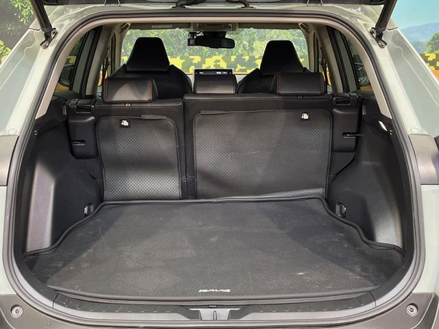 ���i�̂���������ʋ΁A���}���ɏ\���ȉ׎��X�y�[�X���m�ۂ��Ă���܂��B�Z�J���h�V�[�g��|���ƁA�傫�ȉו��̐ύڂ��\�ł���