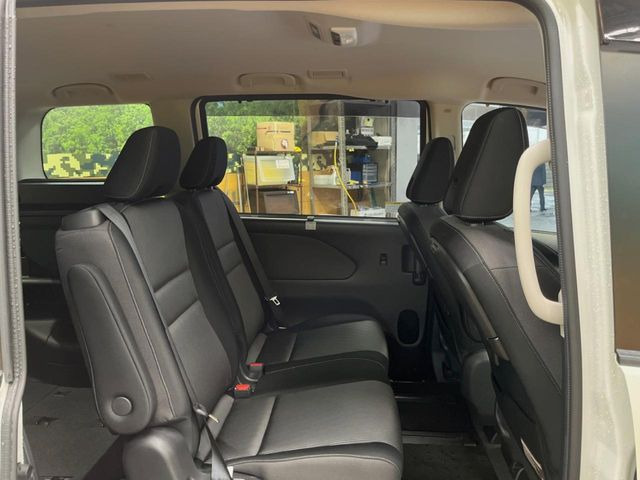 後部座席も気になるようなキズ・汚れやへたり等、大きなダメージはなく、良好な状態です。