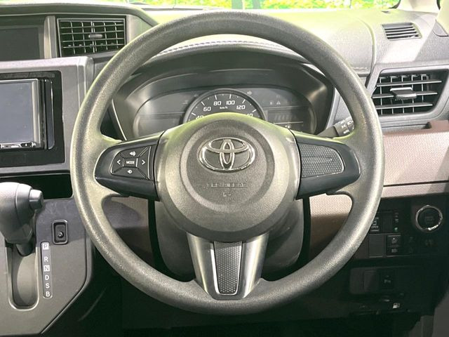 �C���e���A�ɍ��킹���f�U�C���̃X�e�A�����O�́A�^�]�������̂��Ƃ��l���A�^�]���₷���`��A�傫���ł��B�����x�A���ۂɐG���Ă��m���߂��������B