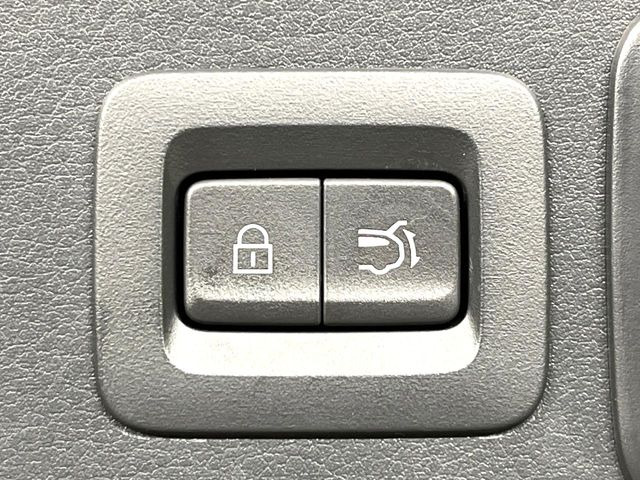 【パワーバックドア】スマートキーや運転席のボタンを押すだけでリアゲートが自動で開閉します!荷物を持っている時や、高い位置にあるバックドアを閉める際に便利な機能です♪