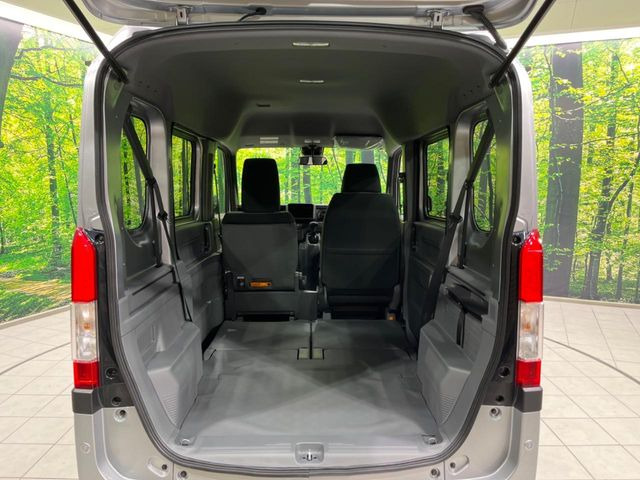 ���i�̂���������ʋ΁A���}���ɏ\���ȉ׎��X�y�[�X���m�ۂ��Ă���܂��B�Z�J���h�V�[�g��|���ƁA�傫�ȉו��̐ύڂ��\�ł���