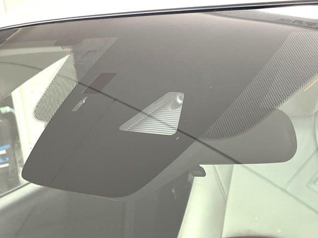 �y�X�}�[�g�u���[�L�T�|�[�g�z���s���ɑO���̎ԗ�����F�����A�Փ˂������Ȏ��͌x��ƃu���[�L�ŏՓˉ���Ɣ�Q�y�����A�V�X�g�B�����S�Ƀh���C�u�����y���݂��������܂��B