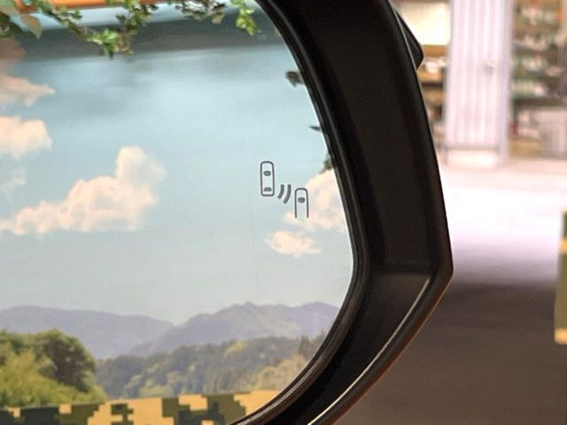 【ブラインドスポットモニター】走行中、ドアミラーの死角になりやすい箇所に後続車が接近するとサイドミラーのレンズに警告を表示!ドライバーに注意喚起をしてくれます。