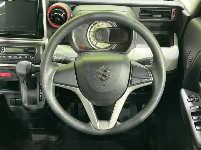 �C���e���A�ɍ��킹���f�U�C���̃X�e�A�����O�́A�^�]�������̂��Ƃ��l���A�^�]���₷���`��A�傫���ł��B�����x�A���ۂɐG���Ă��m���߂��������B