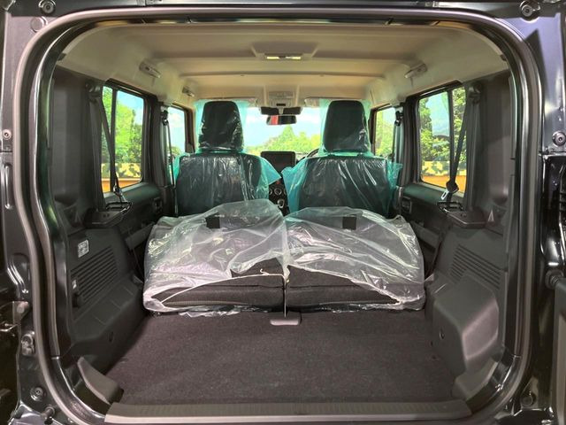 防水仕様のラゲッジは、アクティブな使用にぴったり。プールや海水浴をはじめ、キャンプやウィンタースポーツのシーンで濡れたり汚れた荷物を積み込んでも簡単にふき取ることができ、お手入れも楽々です♪