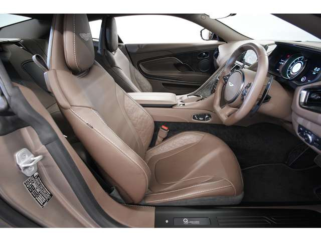 Q by Aston Martin����|�����r�X�|�[�N���f���A�ו��Ɏ���܂œ��ꊴ�̂���㎿�Ȏd�オ�肪���͂̓��ʎd�l�Ԃł��B