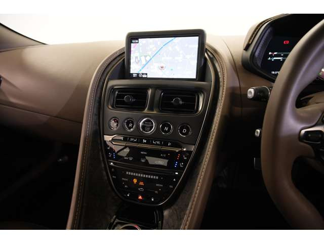 �C���t�H�e�C�������g��e��h���C�u���[�h�̑��삪�W�񂳂�Ă���A�@�\���ƃf�U�C�����𗼗��B�ו��ɂ܂ł���������d�グ���A���ʎd�l�ԂȂ�ł͂̏㎿�ȋ�Ԃ����o���܂��B