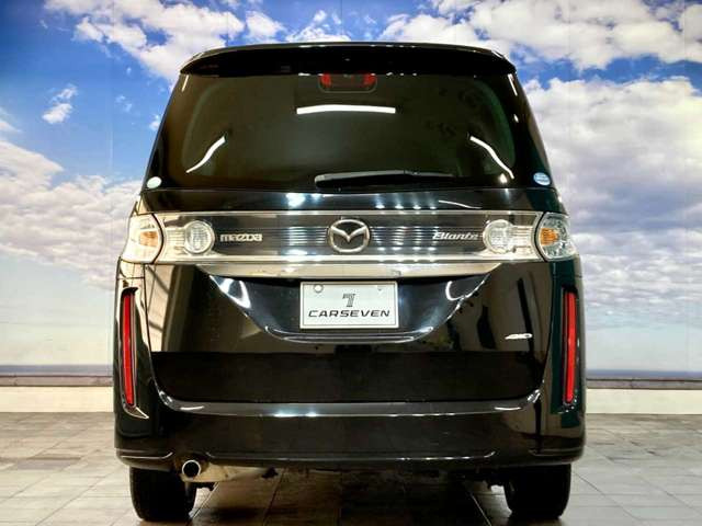 【店内スペース】お子様とご一緒にお越し頂ける安心のキッズスペース♪フリードリンクコーナー♪ファミリーでもお気軽にお越し頂ける空間をご用意しました!展示車も店内スペースには常時2台はご用意しております!