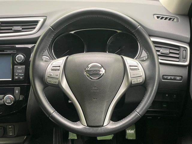 �C���e���A�ɍ��킹���f�U�C���̃X�e�A�����O�́A�^�]�������̂��Ƃ��l���A�^�]���₷���`��A�傫���ł��B�����x�A���ۂɐG���Ă��m���߂��������B