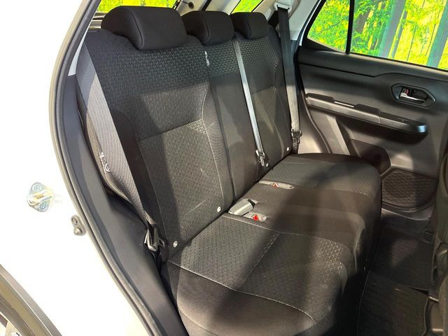 広々とした2列目シートは居住性が高く、居心地も快適!友達や家族とのお出かけにぴったりです。ベビーシートやチャイルドシート使用時も快適にお過ごしいただける十分な空間を確保しています。