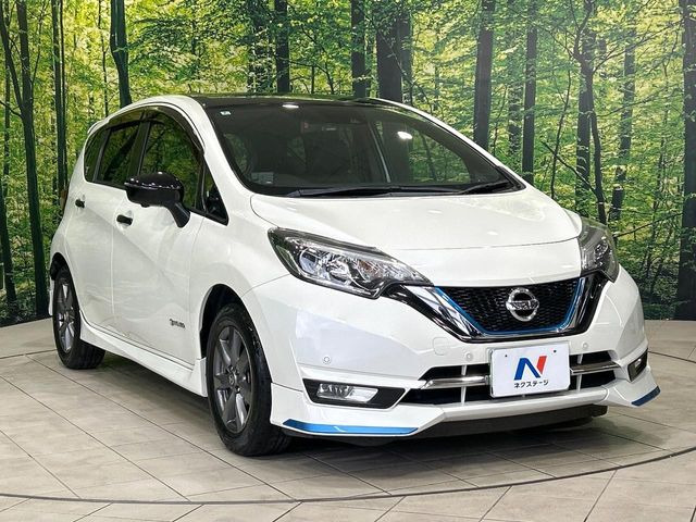 高透明度のガラス皮膜で撥水はもちろん、上質なツヤ・光沢を実現。紫外線や酸性雨から大切な愛車を保護し、色あせ・劣化を防止。「弾スプラッシュコート」、「弾プリミッサコート」からお選びいただけます。