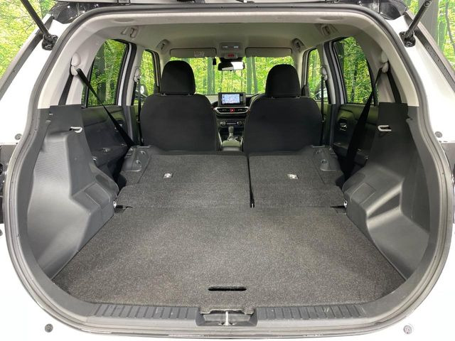 ���i�̂���������ʋ΁A���}���ɏ\���ȉ׎��X�y�[�X���m�ۂ��Ă���܂��B�Z�J���h�V�[�g��|���ƁA�傫�ȉו��̐ύڂ��\�ł���