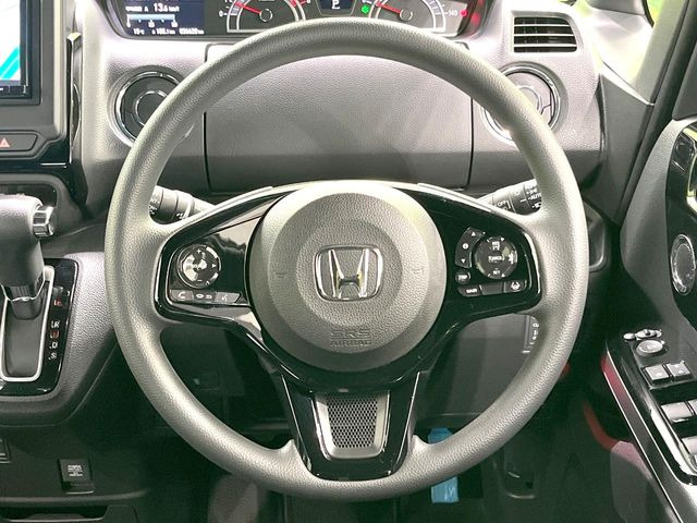 �C���e���A�ɍ��킹���f�U�C���̃X�e�A�����O�́A�^�]�������̂��Ƃ��l���A�^�]���₷���`��A�傫���ł��B�����x�A���ۂɐG���Ă��m���߂��������B