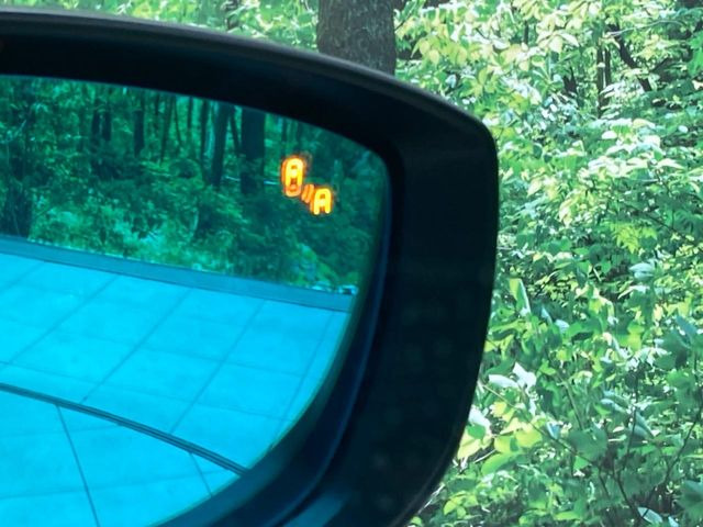 【ブラインドスポットモニタリング】走行中、ドアミラーの死角になりやすい箇所に後続車が接近するとサイドミラー付近に警告を表示、ドライバーに注意喚起をしてくれます。