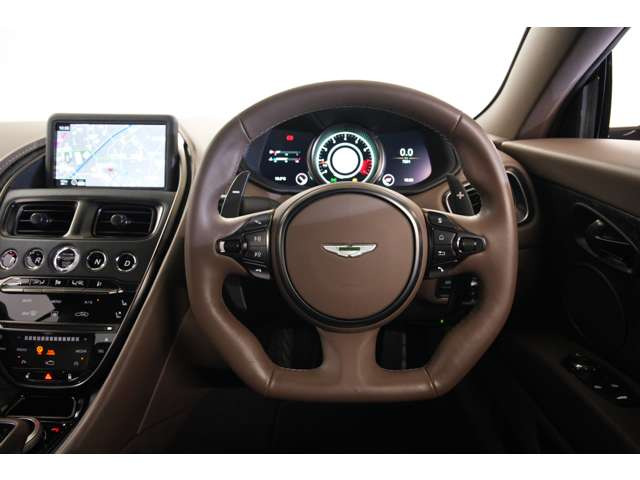 �X�e�A�����O�͏㎿�ȃ��U�[�Œ��J�Ɏd���Ă��A��ɓ���ގ����ƈ���₷���`�󂪓����ł��B�K�x�ȏd�݂̂��鑀�ǃt�B�[���ɂ�荂����ł����芴������A�ӂ̂܂܂ɑ����_�C���N�g�ȑ��쐫���������܂��B