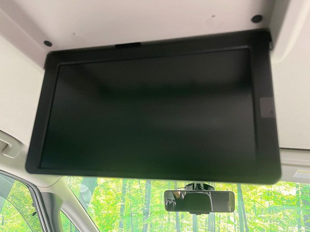 【フリップダウンモニター】大画面モニターで後席でもエンタメをお楽しみいただけます。小さなお子様にも大人気の装備です♪