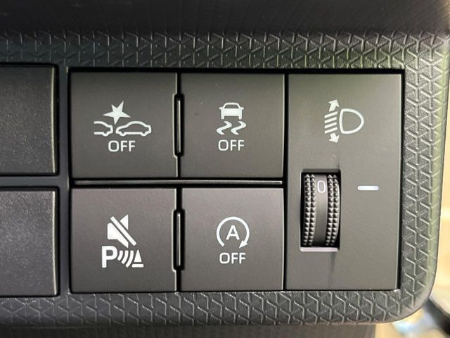 【スマートアシスト】走行中に前方の車両等を認識し、衝突しそうな時は警報とブレーキで衝突回避と被害軽減をアシスト。より安全にドライブをお楽しみいただけます。